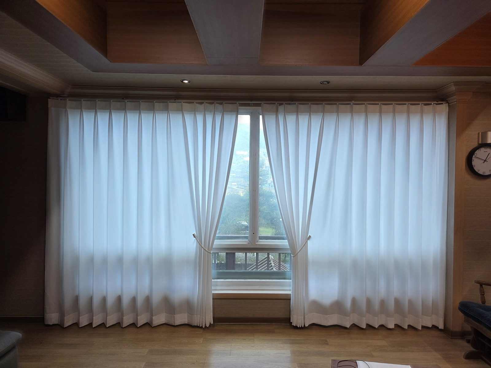 모임 공간 겉커튼 실제 시공 사진 - 가운데를 묶어 열었을 때